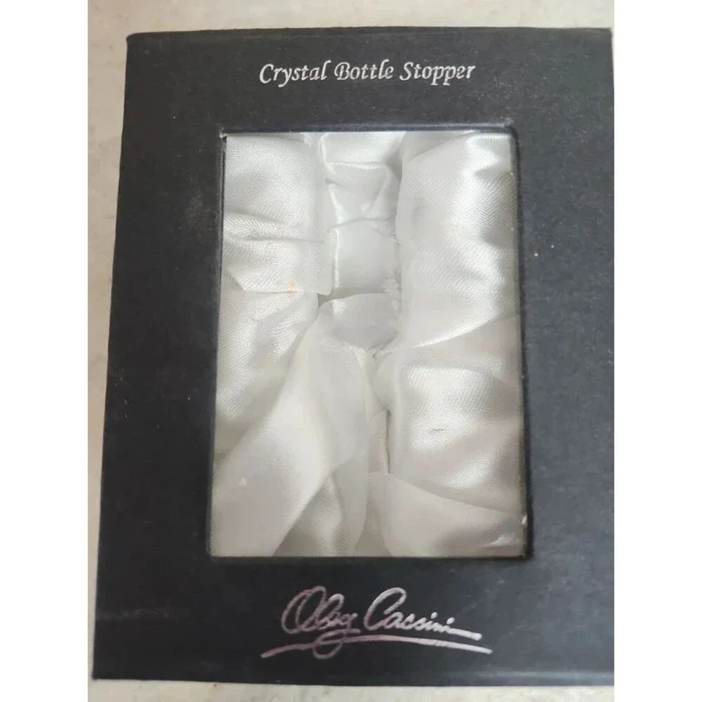 Oleg Cassini crystal heart bottle stopper in gift box